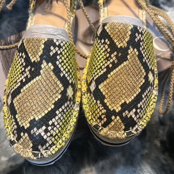 NWT Jennifer Lopez Size 10 Yellow Multi Snake Print Tie Around The Leg Slip On - Picture 2 of 9